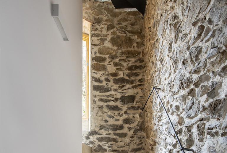 Reforma y ampliación de una casa en el Priorat by vilablanch
